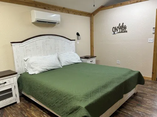 Rustic One Bedroom Cabin on South Toledo Bend. Pets Welcome.