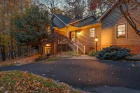 New Hot Tub and Yoga Deck Retreat - Stylish Tranquil Escape