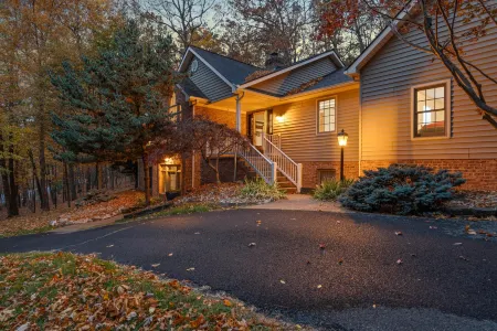 New Hot Tub and Yoga Deck Retreat - Stylish Tranquil Escape