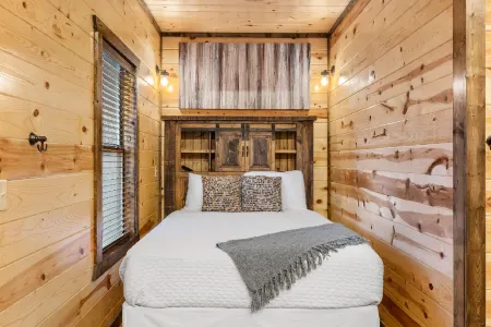 Mountain Cabin Retreat - Pool Table, Private Hot Tub, Views