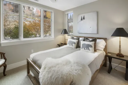 Breathtaking Views and Steps to Ski Lifts - Luxurious Mountain Haven