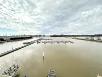 Relaxing 2-bed, 2 bath. River view with dock. Walk to Jet express!