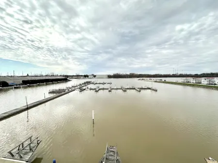 Relaxing 2-bed, 2 bath. River view with dock. Walk to Jet express!