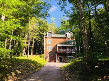 White Mountains sleeps 11 PET FRIENDLY with indoor/outdoor pools, hiking/biking