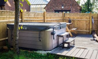 The WhiteCottage at Gildridge wd Hot Tub