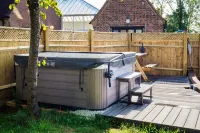 The WhiteCottage at Gildridge wd Hot Tub Hotels in Halland