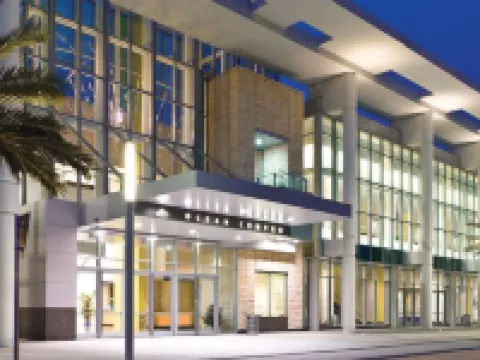 Holiday Inn & Suites 代託納比奇上的海洋 代託納海灘酒店