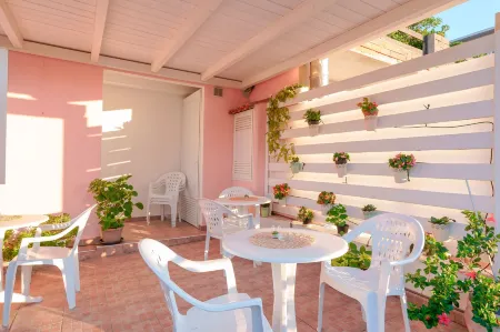 Nùe Rooms Отели рядом с достопримечательностью «Cagliari International Container Terminal CICT»