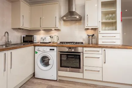 London Gate No1 - Donnini Apartments Отели в г. Килмарнок