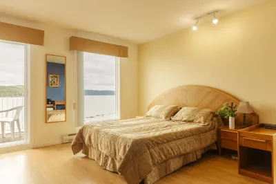 Auberge de la Rivière Saguenay Отели в г. Ла-Бе