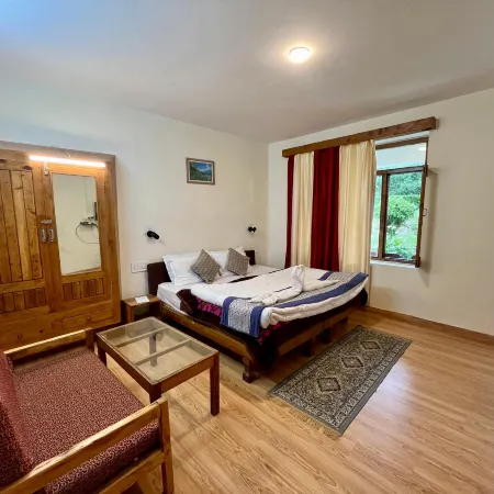 Tourist Hotel 10 Minutes Walking Distance from the Mall