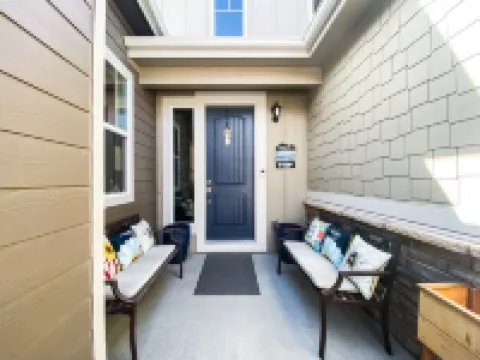 Beautiful 2 BR. Lake Side home pvt entrance. Walkout to Monument Lake. Sleeps 6