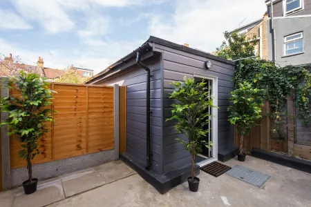 Lux Versace 1 Bed, Hot Tub, Pool Table, Sky Tv