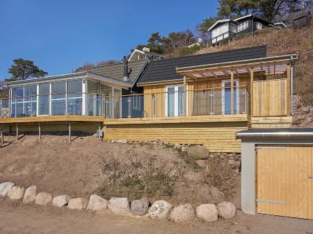 Sunlit Holiday Home in Bornholm Near Sea Отели рядом с достопримечательностью «о. Борнхольм»