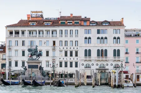 Londra Palace Venezia Отели рядом с достопримечательностью «Villa Casanova»