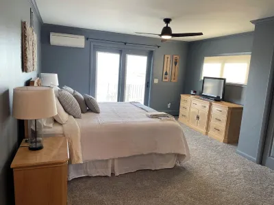 Beautiful updated house on Lake Michigan in the heart of downtown Baileys Harbor Hotel in zona Cana Island