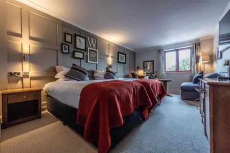 Crown Hotel Отели в г. Шеппертон