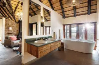 Tshukudu Bush Lodge - Parking
