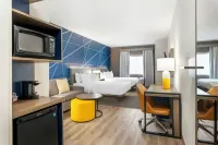 Comfort Suites Hotels near Elgin Downtown Metra Station