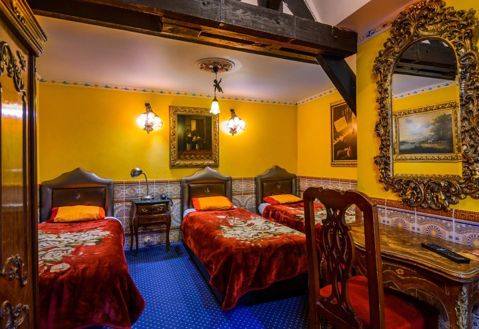 4. Hotel Mo..