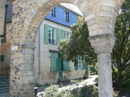 Logis Muraille Romaine, Centre Historique, Lit Queen Size Отели рядом с достопримечательностью «Home of Adam and Eve»