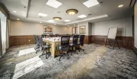 Monte Carlo Inn Airport Suites - Business