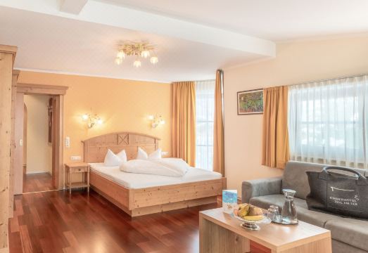 호텔 수영장 및 휴식 공간