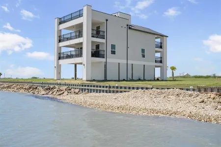 Beautiful Oasis on the Bay! Gorgeous Views, Great Fishing and Pool Access!