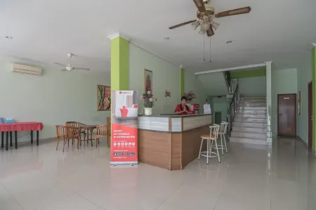 RedDoorz at Hotel Griya Gatsu Lampung Отели рядом с достопримечательностью «Condong Island»