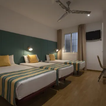 Yomo Hostal BCN Port Отели рядом с достопримечательностью «Готический квартал»