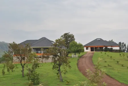 The Crested Crane Bwindi Hotel Отели в г. Kinkiizi