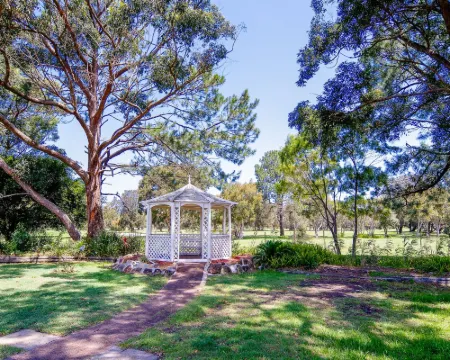Golf Place Inn Wollongong Hotels in Primbee