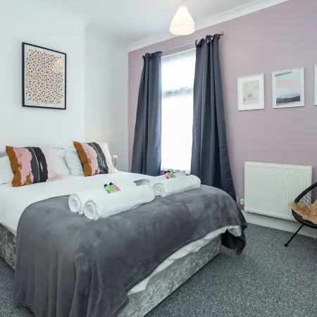 Cosy Home Near Station, Parking, Netflix, Sleeps 5