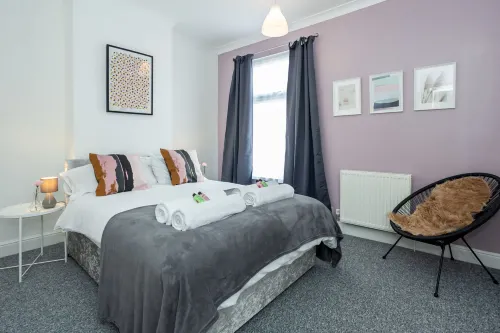Cosy Home Near Station, Parking, Netflix, Sleeps 5 فنادق في Baginton