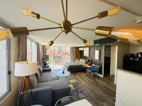 Contemporary Waikiki Beach Condo with Rooftop Pool, Superb Shopping and Dinning