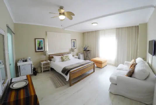 Dolphin Inn Guesthouse