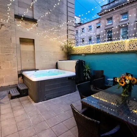 Dream Stays Bath - Trim Street Townhouse with Hot Tub