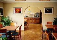 Days Inn by Wyndham Anaheim Near the Park - breakfast