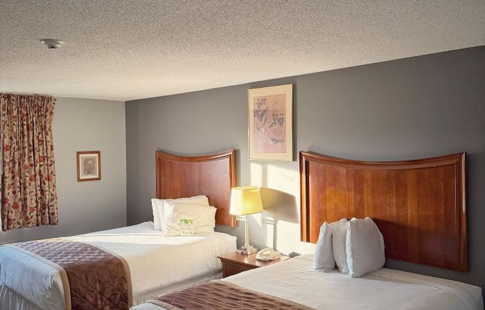 Lake Tree Inn & Suites