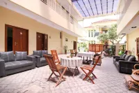 RedDoorz Plus Near Stie Ykpn Hotel a Depok