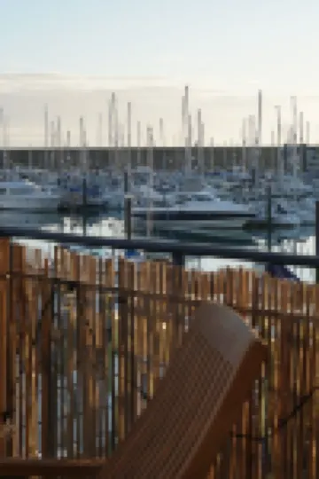Stunning modern space with harbour views & free parking