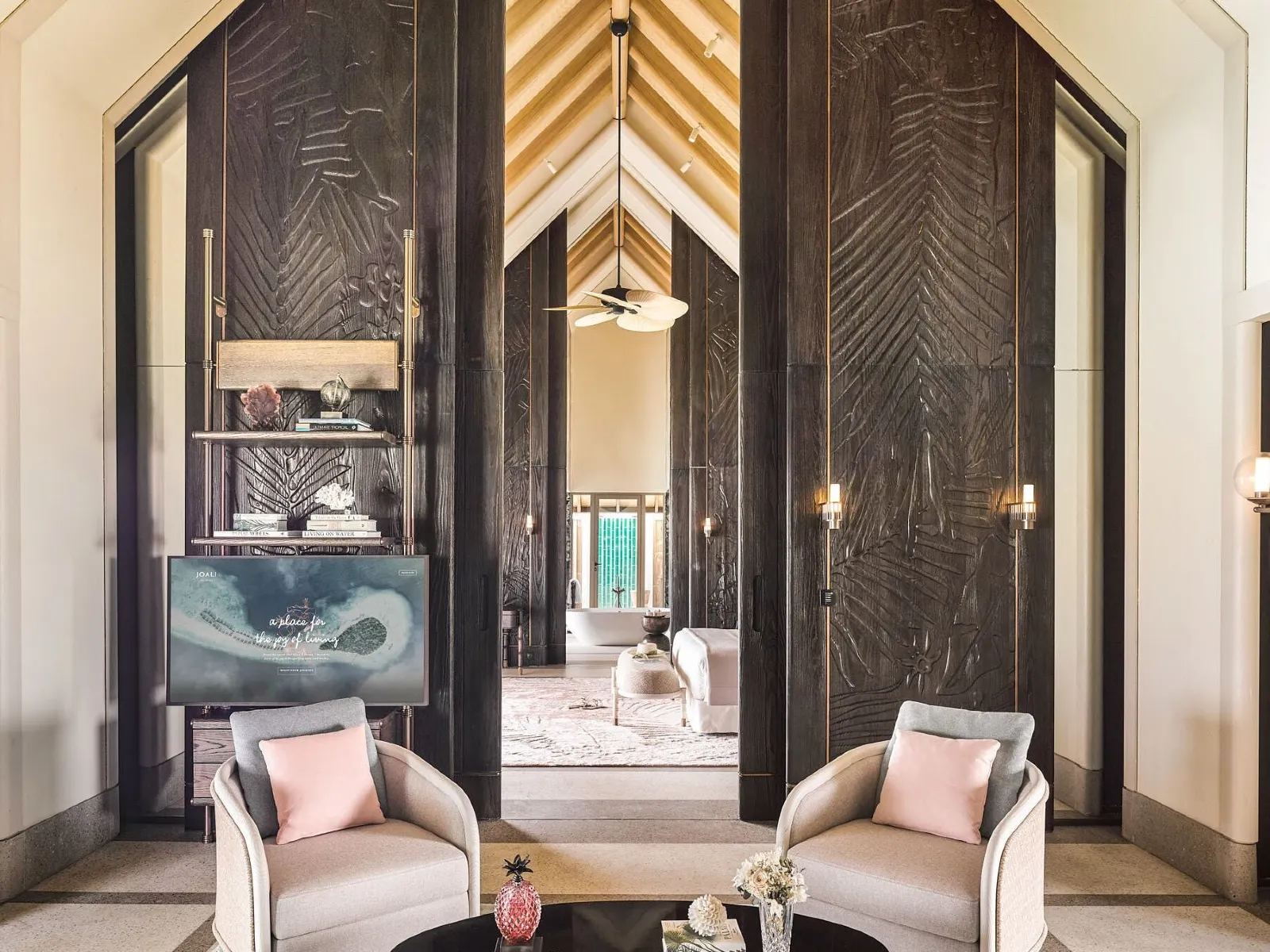 조아리 특유의 우아함과 높은 천장이 돋보이는 워터 빌라 침실