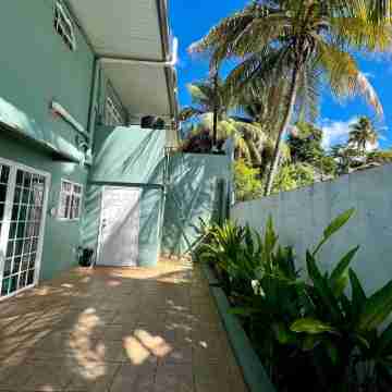 Arlene's & Chris's Guesthouse Hotel Exterior