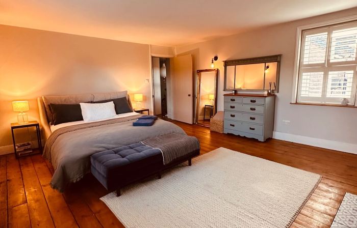 Luxury House Sleeps 14 with Secret Bar Near Bath