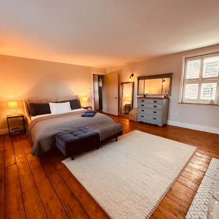 Luxury House Sleeps 14 with Secret Bar Near Bath