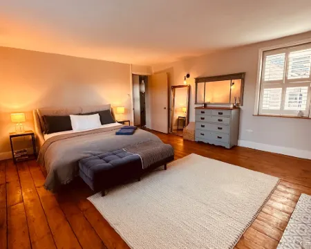 Luxury House Sleeps 14 with Secret Bar Near Bath Hotels in Warminster
