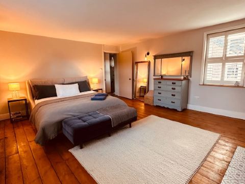 Luxury House Sleeps 14 with Secret Bar Near Bath