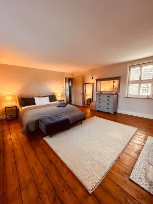 Luxury House Sleeps 14 with Secret Bar Near Bath Hotels in Warminster