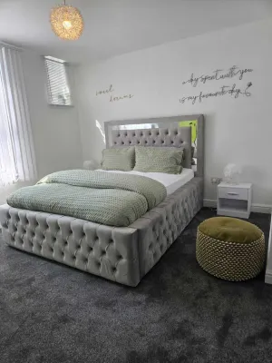 Luxury Stylish Charming City Apartment With Private Entrance in Wolverhampton فنادق في ولفرهامبتون