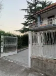 Single villa with large garden and covered parking